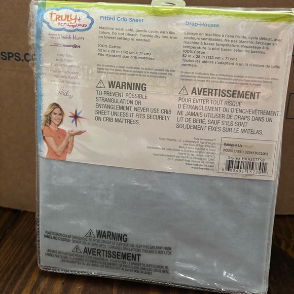 “Truly Scrumptious" fitted crib sheet from the "Dinosaur Tracks" - Picture 2 of 13